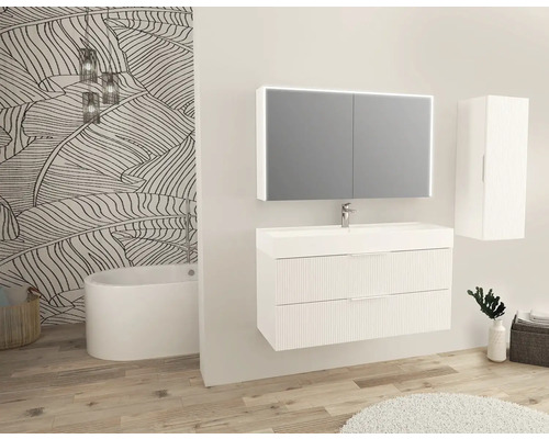 Koupelna s vanou, skříňkou pod umyvadlo, zrcadlovou skříňkou a závěsnou skříňkou ve světlém designu