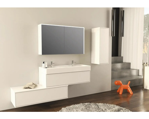 Moderní koupelna s umyvadlem, zrcadlovou skříňkou a vysokou skříňkou