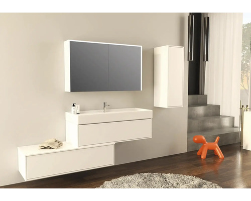 Moderní koupelna s umyvadlem, zrcadlovou skříňkou a vysokou skříňkou