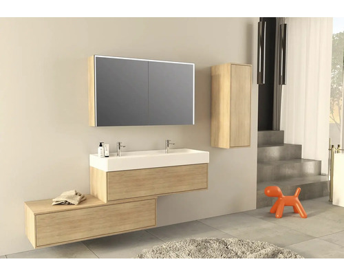 Moderní koupelna s umyvadlem, zrcadlovou skříňkou a vysokou skříňkou