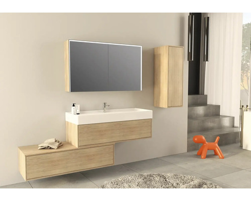 Koupelna s umyvadlem, zrcadlovou skříňkou, spodní skříňkou a vysokou skříňkou