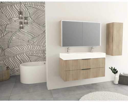 Koupelna s umyvadlovou skříňkou, zrcadlovou skříňkou, vysokou skříňkou a vanou ve světlém a uspořádaném designu.