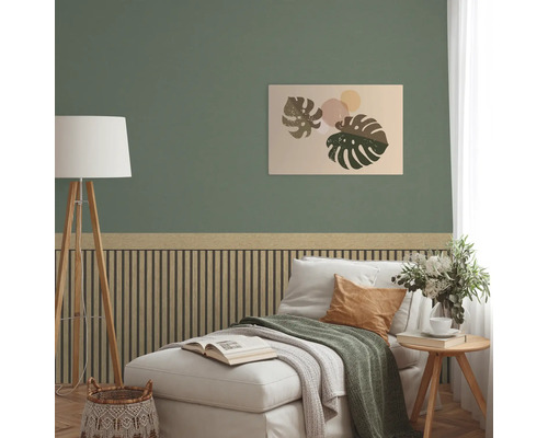 Obývací pokoj se zelenou stěnou, stěnovými panely a obrazem s listy