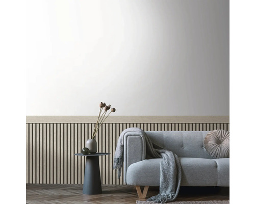 Světlý obývací pokoj s pohovkou, odkládacím stolkem a stěnovými panely