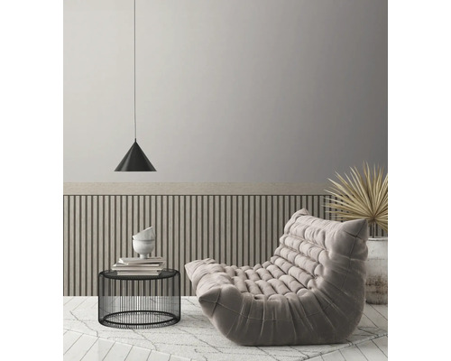 Obývací pokoj s křeslem, odkládacím stolkem, závěsnou lampou a stěnovými panely