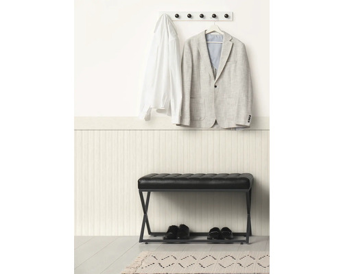 Předsíň s lavicí, bunda a košile na věšáku s háčky