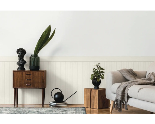 Obývací pokoj s komodou, rostlinou, dekorací a pohovkou