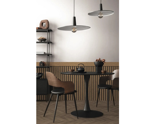 Jídelna s jídelním stolem, židlemi a závěsnými svítidly pro útulnou atmosféru