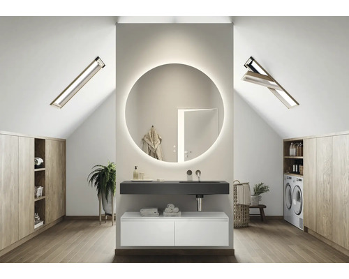 Světlá podkrovní koupelna s kulatým zrcadlem a střešními okny