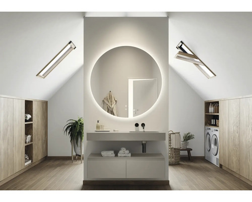 Podkrovní koupelna s kulatým zrcadlem, umyvadlem, střešními okny a vestavěnými skříněmi