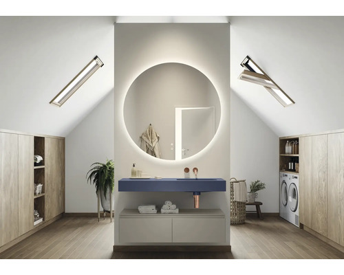 Světlá koupelna v podkroví s umyvadlem, zrcadlem a střešními okny