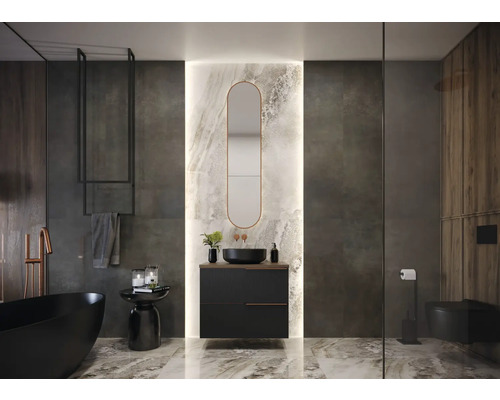 Světlá koupelna s umyvadlovou skříňkou, zrcadlem, vanou a toaletou