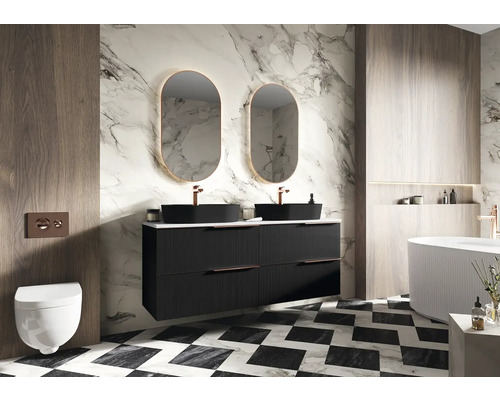 Moderní koupelna s dvojitým umyvadlem, oválnými zrcadly s osvětlením, závěsným WC a černobílým šachovnicovým vzorem na podlaze