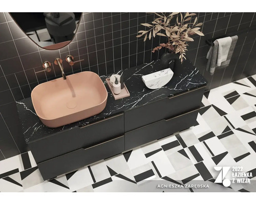 Moderní koupelna s umyvadlovou skříňkou, umyvadlem na desku a geometrickými dlaždicemi