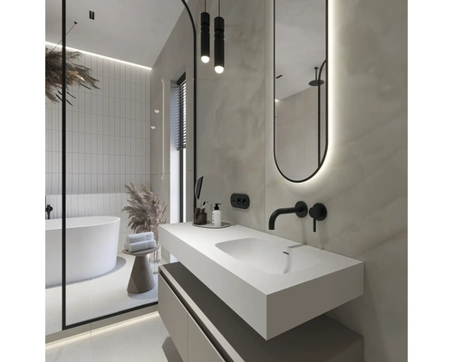 Moderní koupelna s volně stojící vanou, umyvadlem a zrcadlem