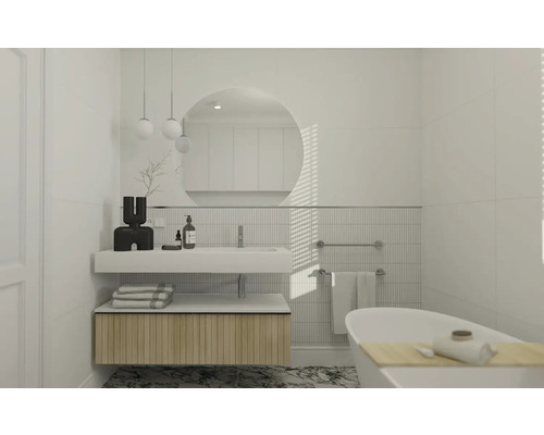 Světlá koupelna s umyvadlem, kulatým zrcadlem, vanou a mramorovou podlahou