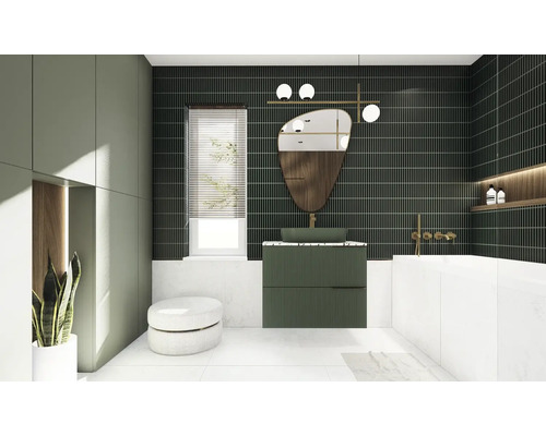 Světlá koupelna s umyvadlem, zrcadlem, toaletou a vanou.