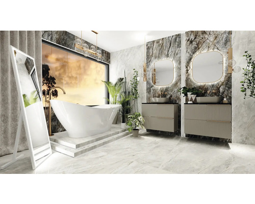 Moderní koupelna s volně stojící vanou, umyvadly a zrcadlem