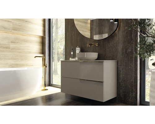 Koupelna s umyvadlovou skříňkou, umyvadlem a vanou