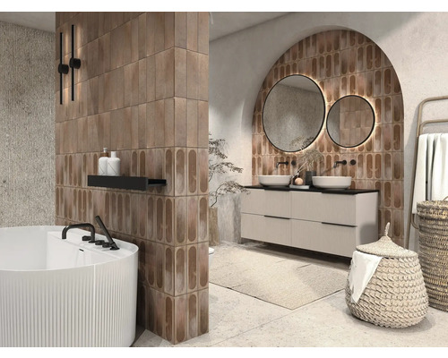 Moderní koupelna s vanou, umyvadlem a zrcadlem