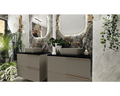 Moderní design koupelny se dvěma umyvadly, zrcadly a rostlinami