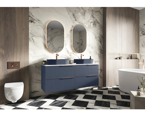 Moderní koupelna s umyvadlem, zrcadly, toaletou a vanou