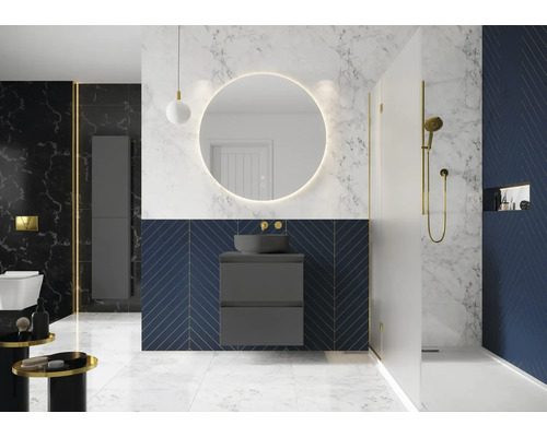 Moderní koupelna s umyvadlem, zrcadlem a sprchou