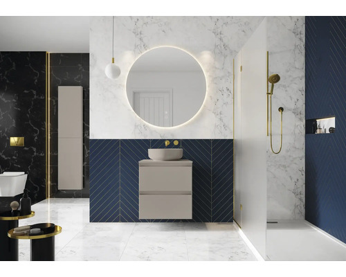 Moderní koupelna s umyvadlem, zrcadlem s osvětlením, sprchou a mramorovou stěnou