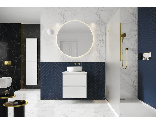 Moderní koupelna s umyvadlem, zrcadlem, sprchou a obklady s mramorovým vzhledem