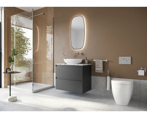 Moderní koupelna se sprchou, umyvadlem, zrcadlem a toaletou.