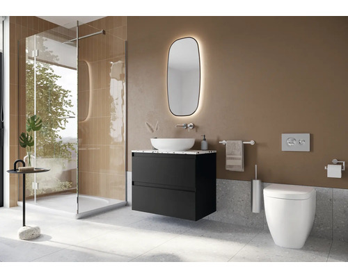 Koupelna se sprchou, umyvadlem se zrcadlem a toaletou