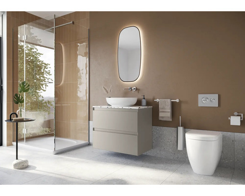 Moderní koupelna se sprchou, umyvadlem, zrcadlem a toaletou