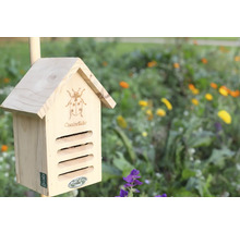 Dřevěný domeček pro berušky na zahradě