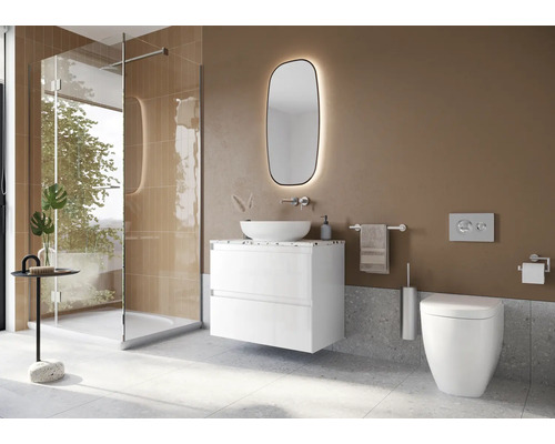 Moderní koupelna se sprchou, umyvadlem, zrcadlem a toaletou.