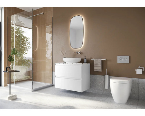 Moderní koupelna se sprchou, umyvadlem, zrcadlem a toaletou.