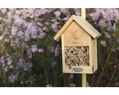 Dřevěný hmyzí hotel s hnízdištěm pro divoké včely