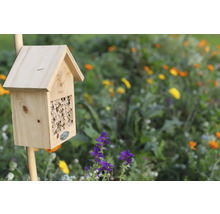 Dřevěný hmyzí hotel v zahradě