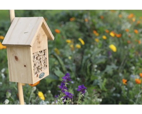 Dřevěný hmyzí hotel v zahradě