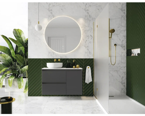 Moderní koupelna s umyvadlem, zrcadlem, sprchou a rostlinami