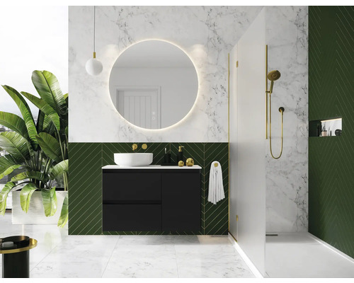 Moderní koupelna s černou skříňkou pod umyvadlo, kulatým zrcadlem s osvětlením a sprchou.