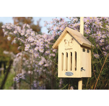 Dřevěný domeček pro motýly na zahradě