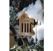 Hmyzí hotel s motivem motýla a slovem Lepidoptera částečně pokrytý sněhem.