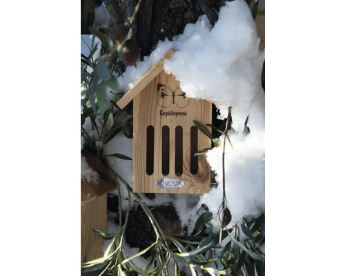 Hmyzí hotel s motivem motýla a slovem Lepidoptera částečně pokrytý sněhem.