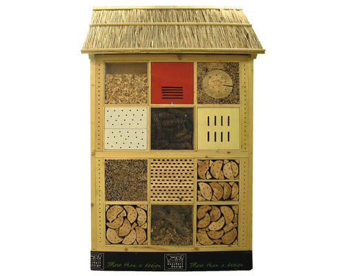 Dřevěný hmyzí hotel s různými výplňovými materiály pro podporu biodiverzity v zahradě