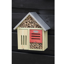 Hmyzí hotel s bambusovými trubkami a střechou