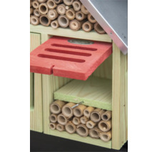 Detailní pohled na hmyzí hotel s bambusovými trubkami a dřevěnou konstrukcí