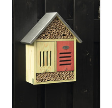 Hmyzí hotel se střechou, bambusovými trubkami a dřevěným pouzdrem