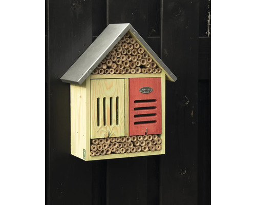 Hmyzí hotel se střechou, bambusovými trubkami a dřevěným pouzdrem