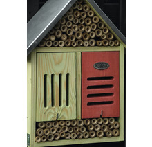 Hmyzí hotel ze dřeva a bambusu s kovovou střechou