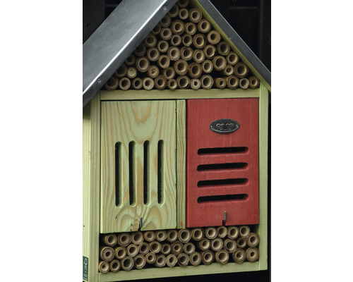 Hmyzí hotel ze dřeva a bambusu s kovovou střechou